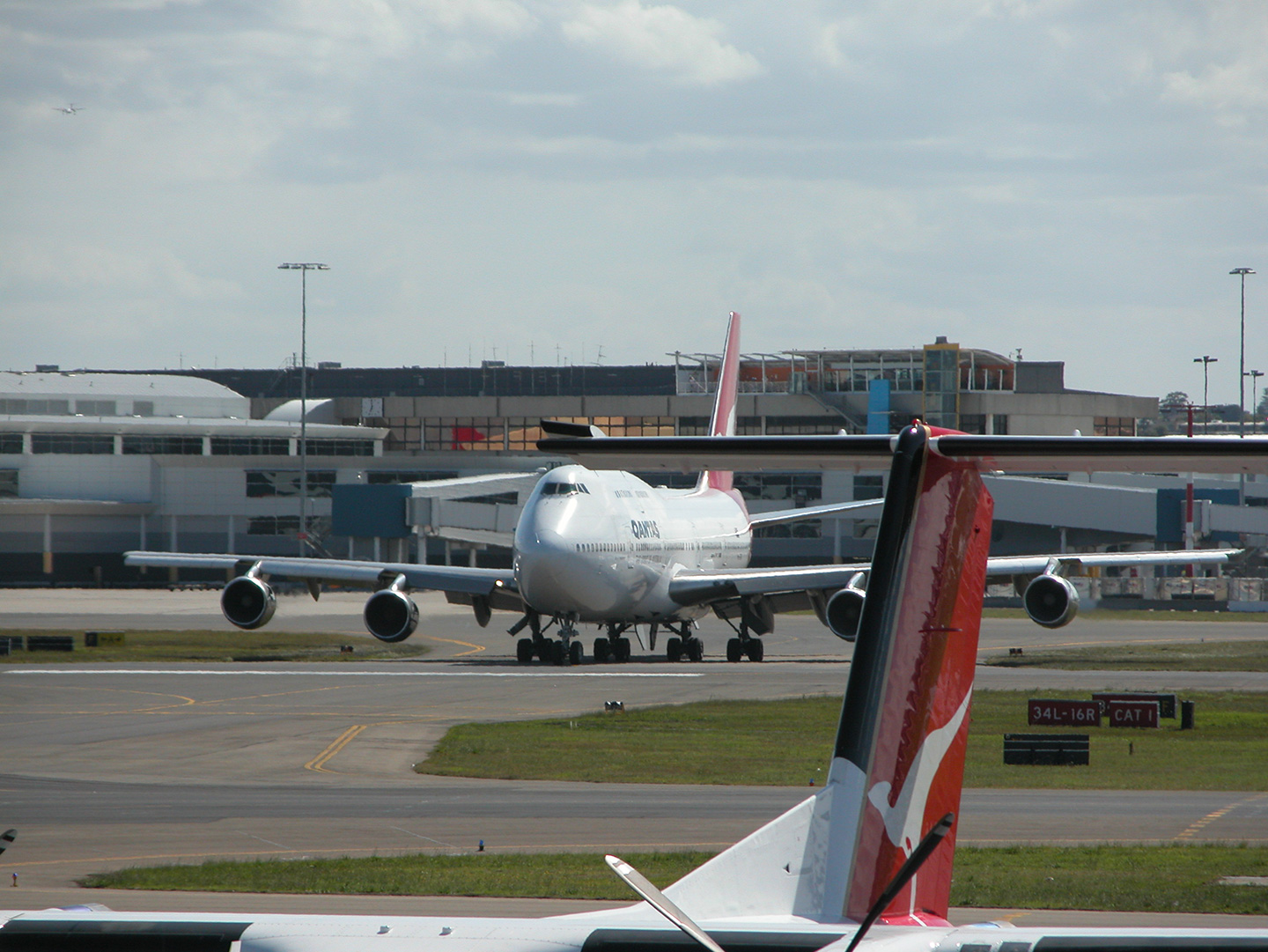 Qantas Boeing 747-338 VH-EBX